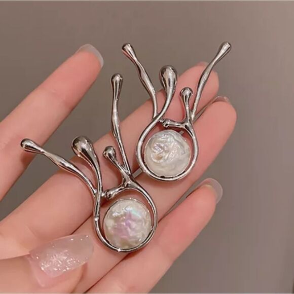 NWOT Abtract Pearl Earrings - Picture 5 of 5